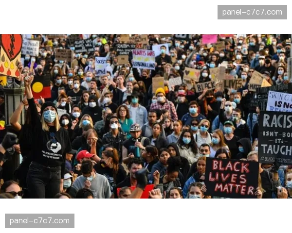 警方就此前种族歧视事件起诉五名球迷，涉事俱乐部或被罚空场比赛